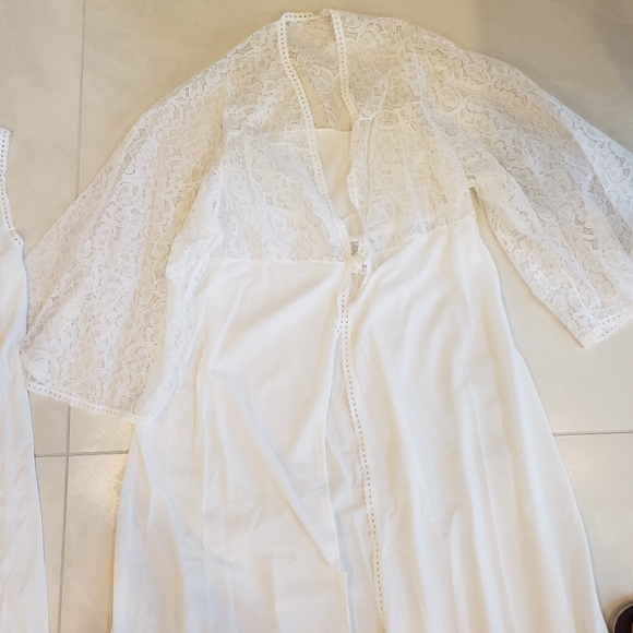 Brand new Women's Italian Size 4 Lingerie- robe, 2 nightgowns and a garter band - Picture 4 of 9